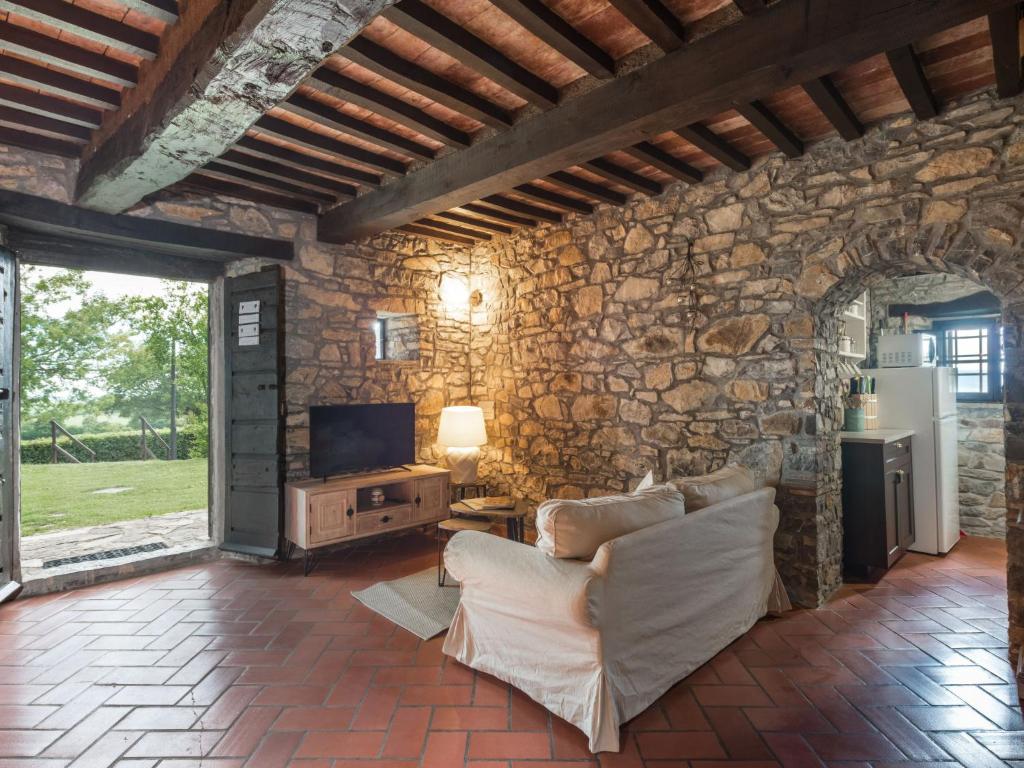 Televízia a/alebo spoločenská miestnosť v ubytovaní Holiday Home Montecavallo by Interhome