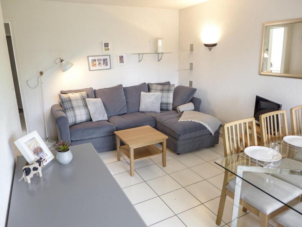 salon z kanapą i stołem w obiekcie Apartment Barzettes-Vacances B-10 by Interhome w mieście Vermala