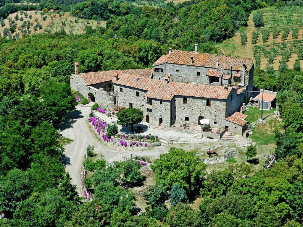 een luchtzicht op een groot huis op een heuvel bij Apartment Mimosa - Borgo la Civitella by Interhome in Roccastrada