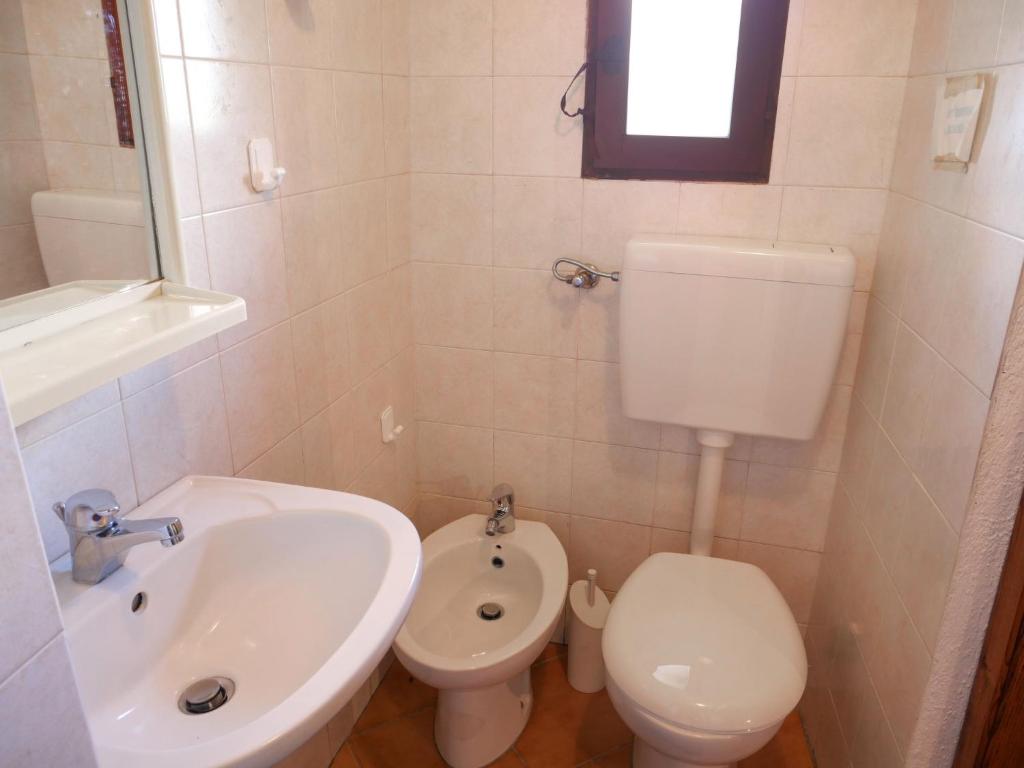 Kúpeľňa v ubytovaní Apartment Rosa - Borgo la Civitella by Interhome