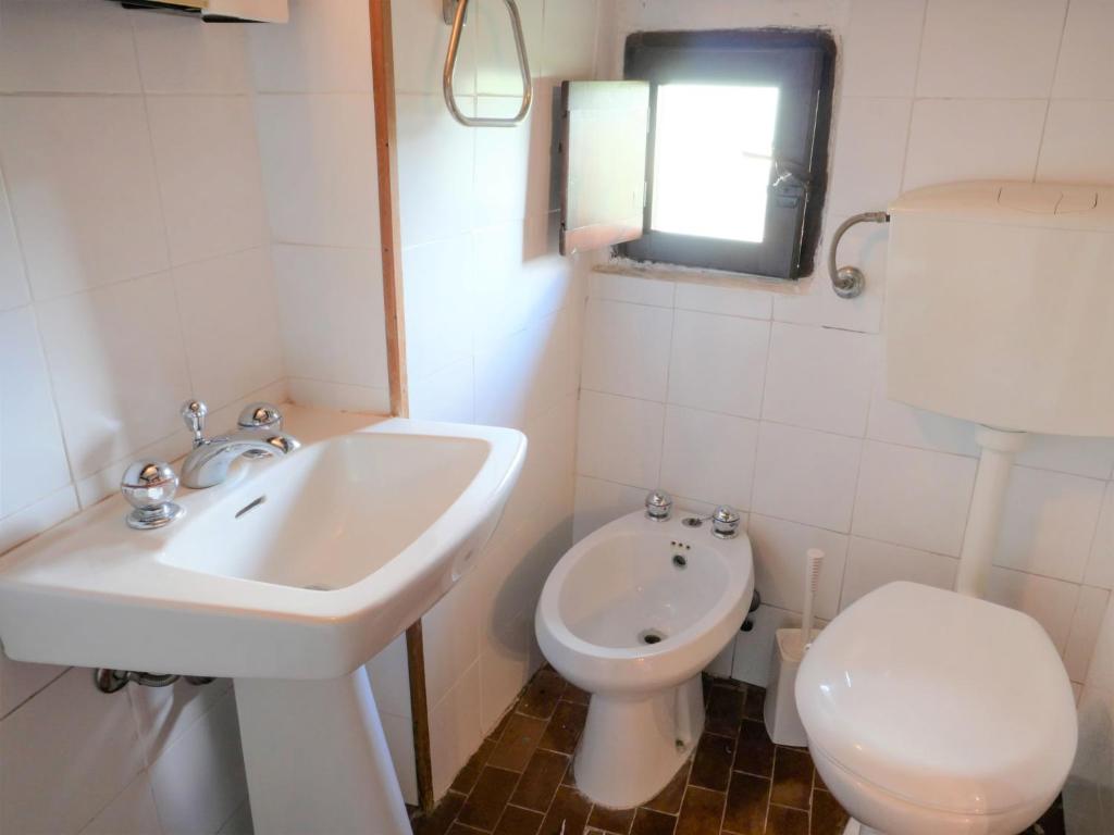 Kúpeľňa v ubytovaní Apartment Rosa - Borgo la Civitella by Interhome