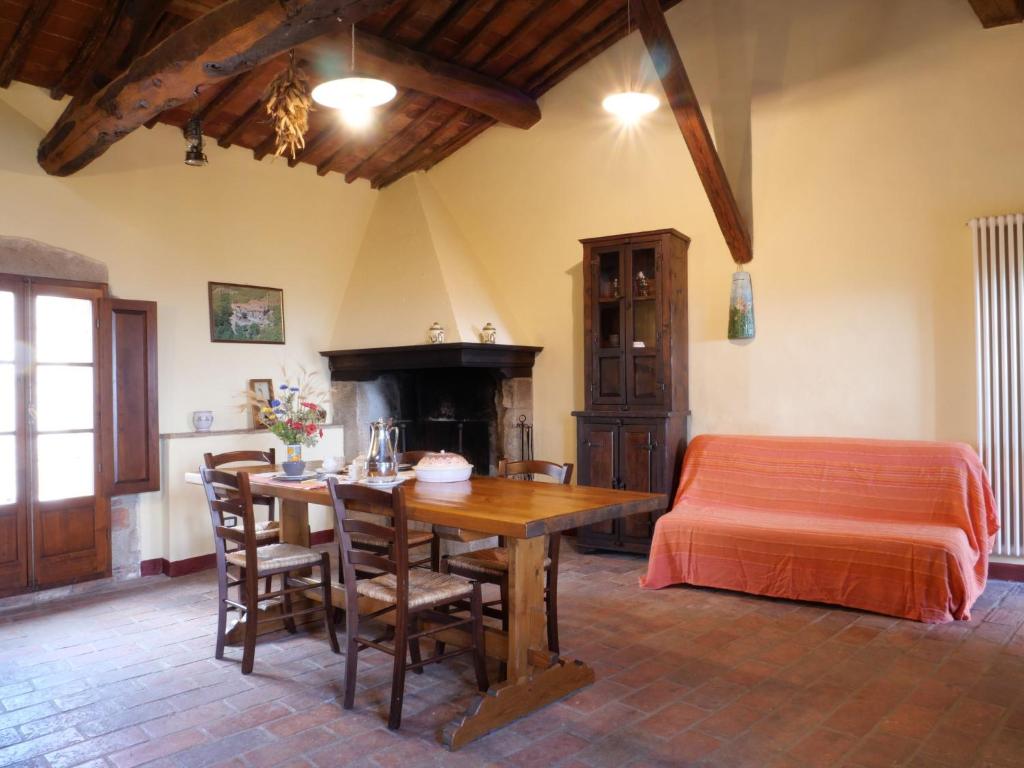 salon ze stołem i łóżkiem w obiekcie Apartment Torretta - Borgo la Civitella by Interhome w mieście Roccastrada