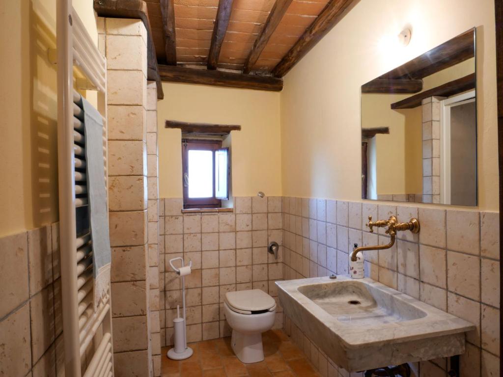 Łazienka w obiekcie Apartment Torretta - Borgo la Civitella by Interhome