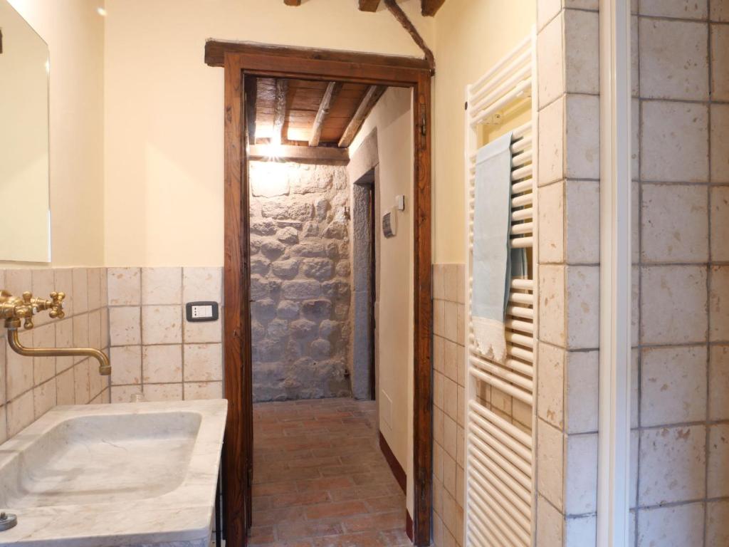 Łazienka w obiekcie Apartment Torretta - Borgo la Civitella by Interhome