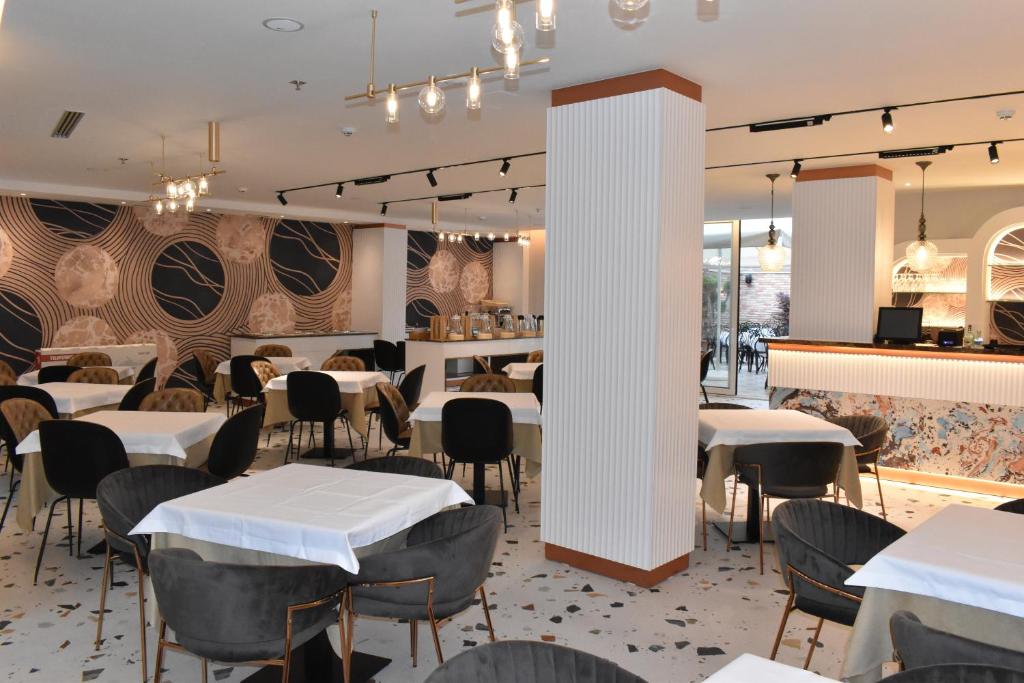 A restaurant or other place to eat at Giulia Albérgo Hotel