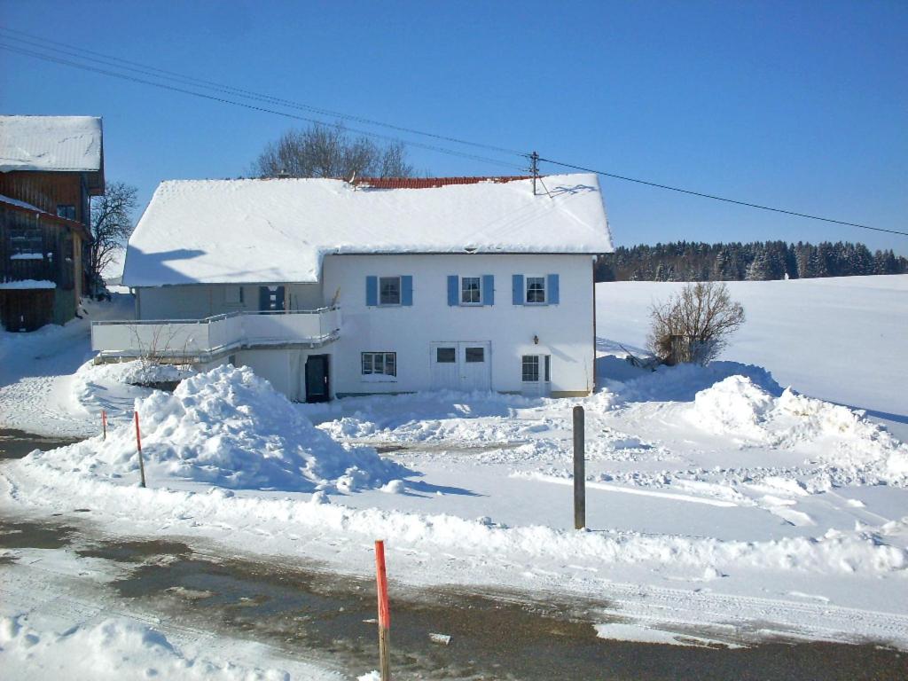 una casa blanca cubierta de nieve junto a una carretera en Holiday Home Martin by Interhome, en Wald