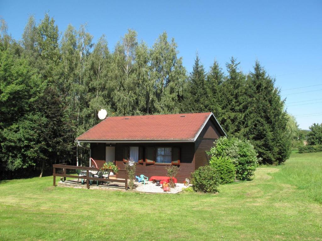 eine kleine Hütte mit rotem Dach auf einem Feld in der Unterkunft Holiday Home Spinka - ZAB110 by Interhome in Červený Kostelec