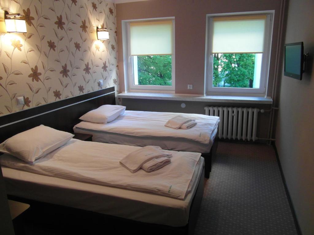 - 2 lits dans une chambre avec 2 fenêtres dans l'établissement Usługi Hotelowe Podlasie, à Biała Podlaska