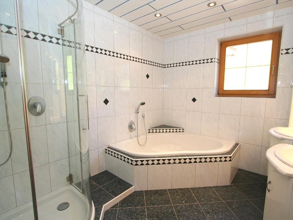 Kúpeľňa v ubytovaní Apartment Hansjörg-5 by Interhome