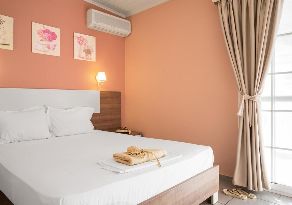 Postel nebo postele na pokoji v ubytování Ouzas luxury Hotel