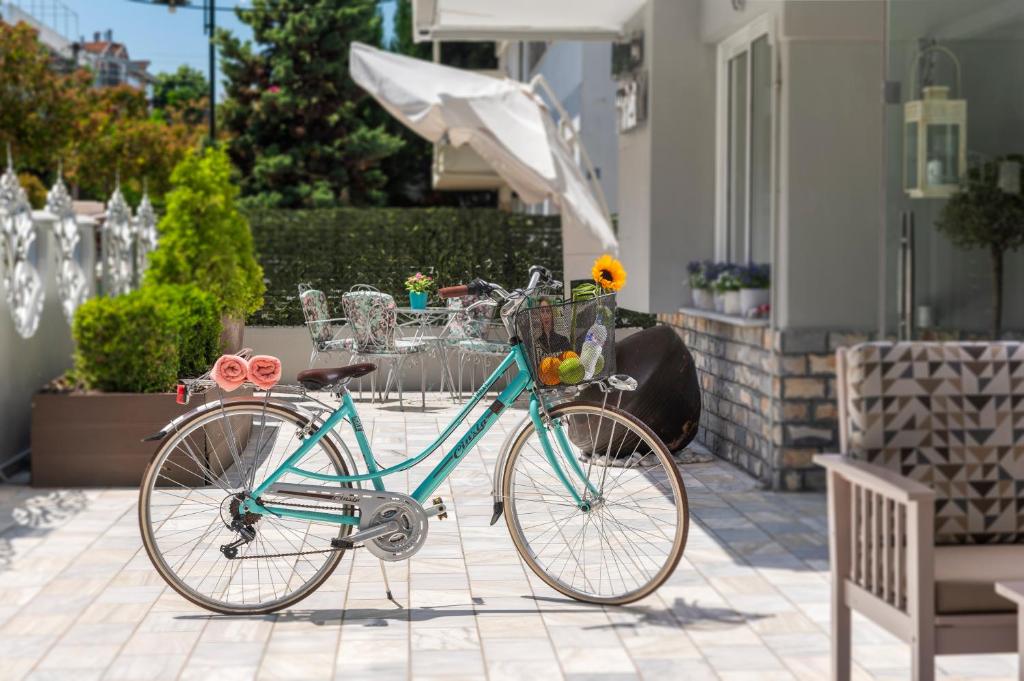 Jízda na kole v ubytování Ouzas luxury Hotel nebo okolí
