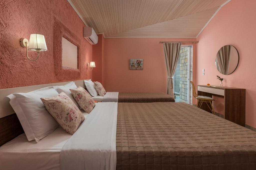 Postel nebo postele na pokoji v ubytování Ouzas luxury Hotel