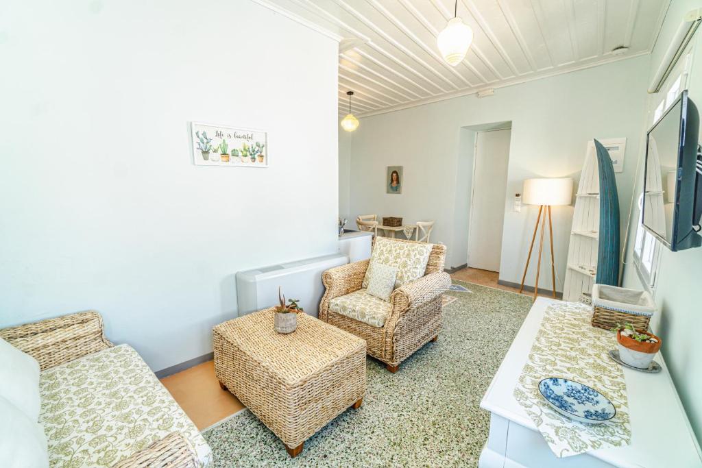 Telewizja i/lub zestaw kina domowego w obiekcie Castel Abaso Boutique Apartments by Explore Andros