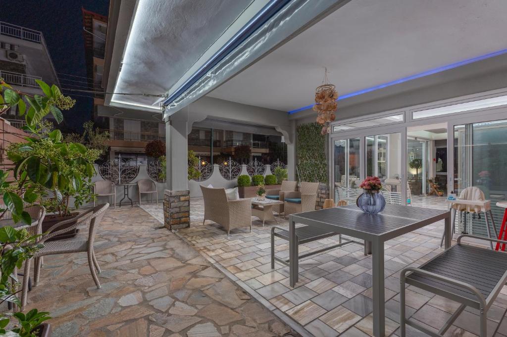 Patio nebo venkovní prostory v ubytování Ouzas luxury Hotel
