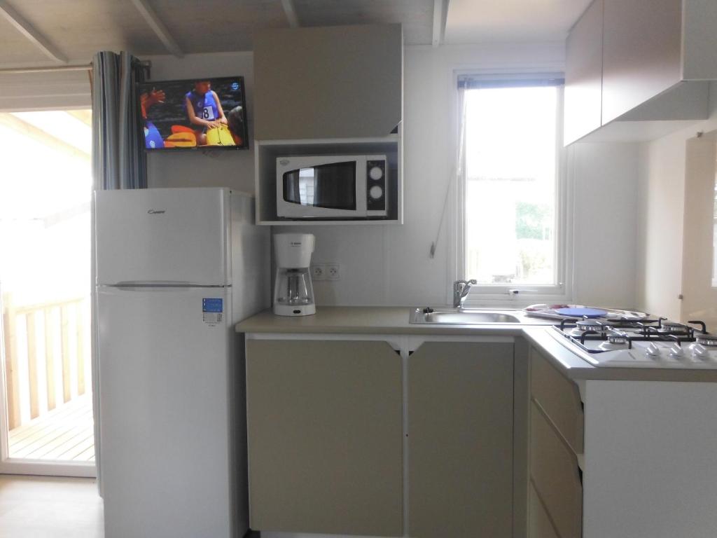 Kuchyň nebo kuchyňský kout v ubytování Camping l'Eléphant