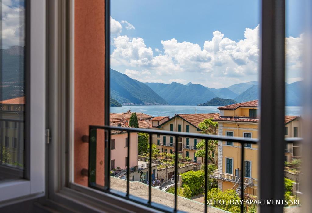 einen Blick aus dem Fenster einer Stadt in der Unterkunft Diamond Apartments in Bellagio