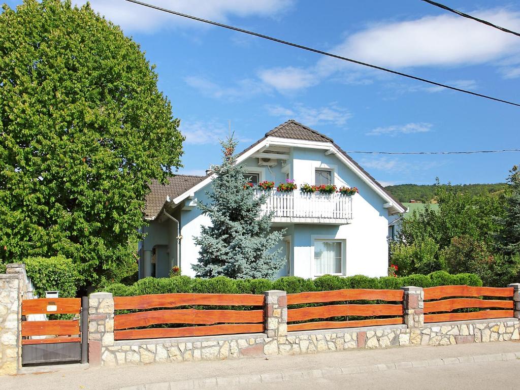 una casa blanca con una valla delante en Apartment Gerania by Interhome, en Balatonfüred