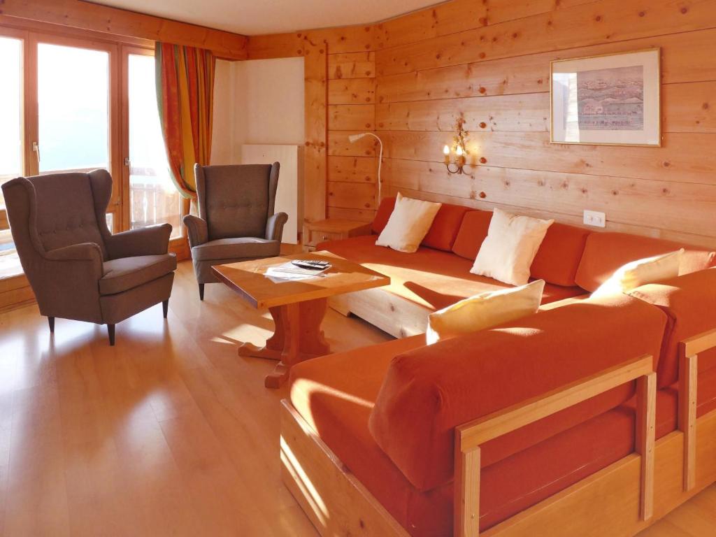 ein Wohnzimmer mit einem Sofa und einem Tisch in der Unterkunft Apartment Le Bristol B52 by Interhome in Villars-sur-Ollon