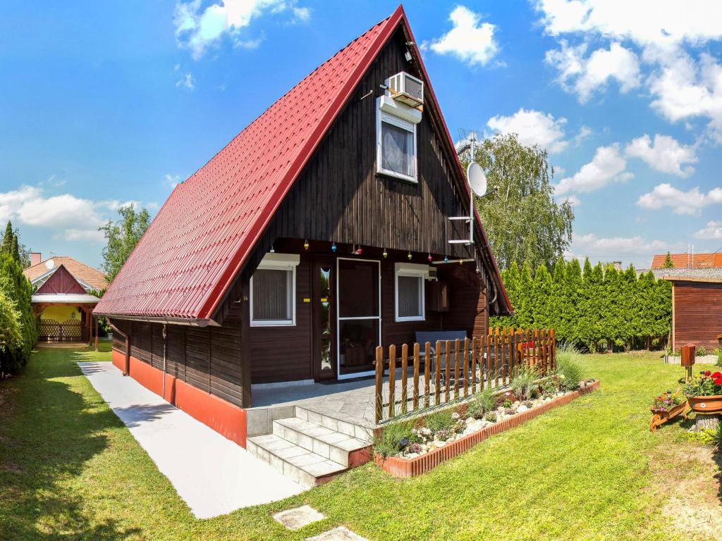 ein kleines Haus mit rotem Dach in der Unterkunft Chalet Nero by Interhome in Balatonmáriafürdő