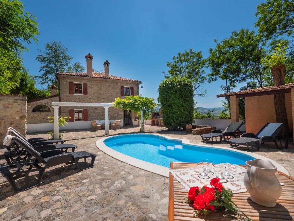 eine Terrasse mit Pool und ein Haus in der Unterkunft Holiday Home Casale Antica Pietra by Interhome in Gemmano
