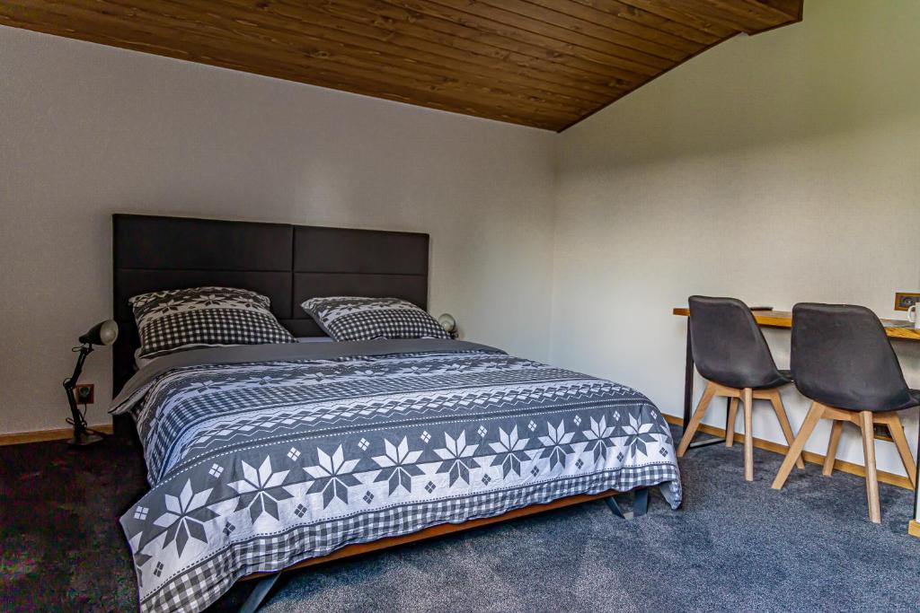 Black Deer - Large Double Room
