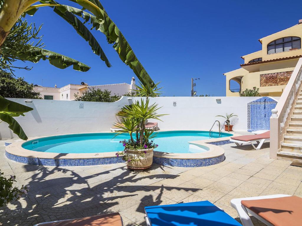 una piscina en el patio trasero de una casa en Villa Villa Quinta do Sol by Interhome, en Armação de Pêra