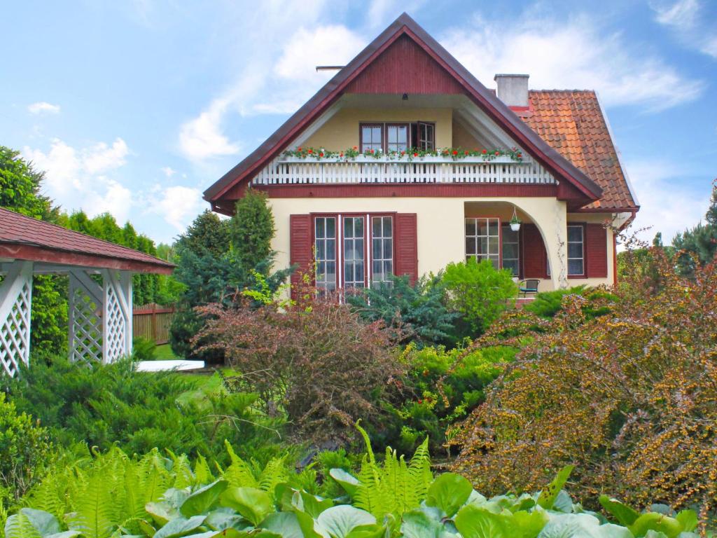 una casa con un jardín delante de ella en Holiday Home Letniskowa 29 by Interhome, en Ogonki