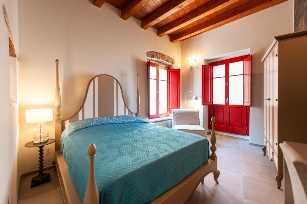 a bedroom with a bed and a red door at DOMO SOFIA in Cagliari