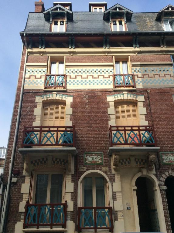 un edificio alto de ladrillo con ventanas y techo en VILLA treize quartier balnéaire en Mers-les-Bains