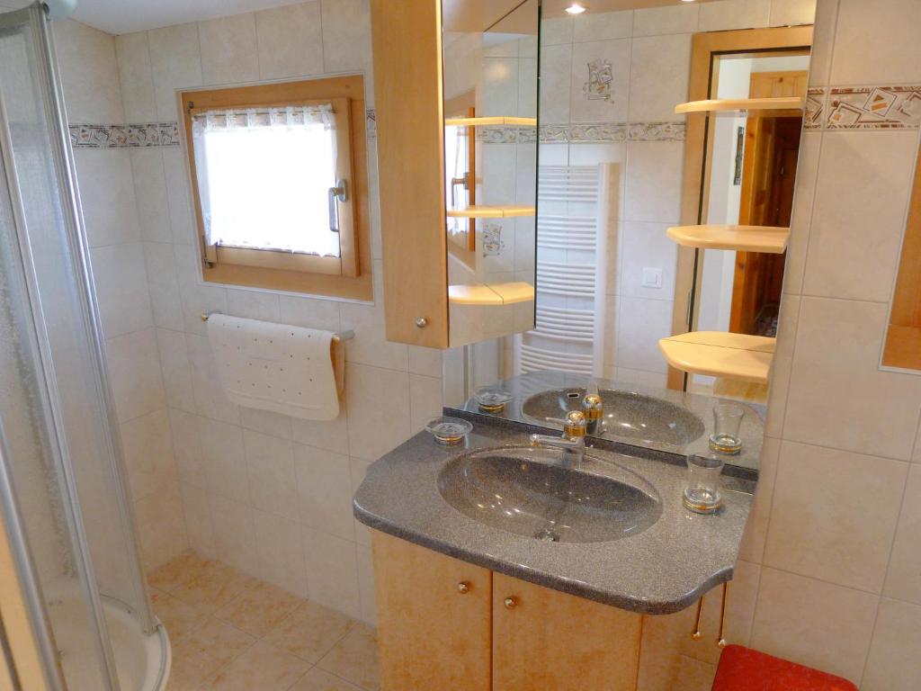 Koupelna v ubytování Apartment Heiderösli-3 by Interhome