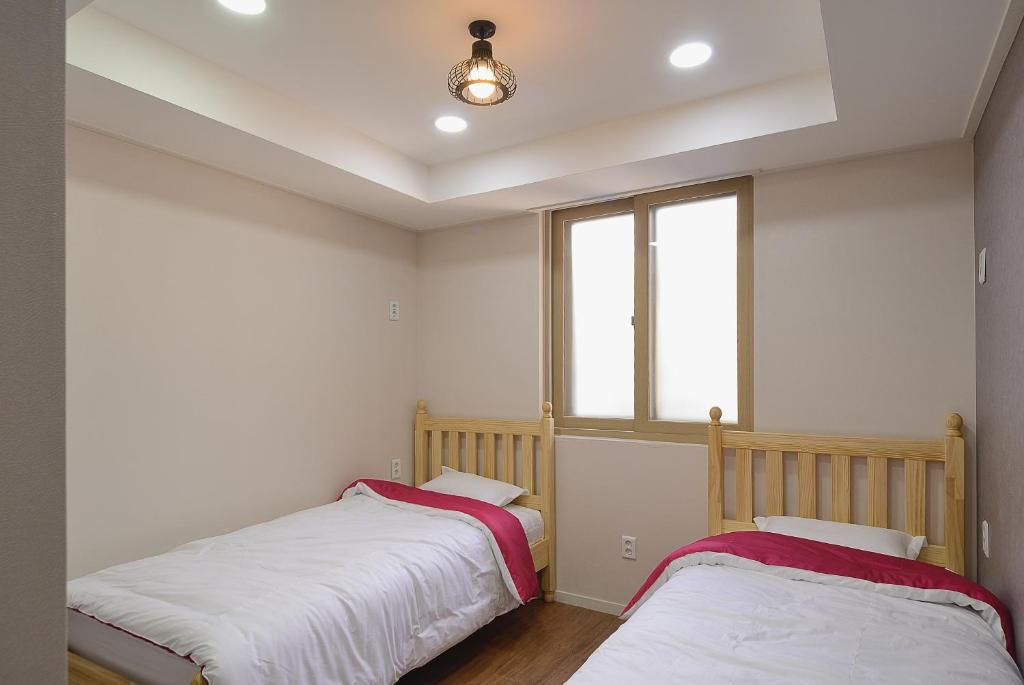 Red Guesthouse - Twin Room