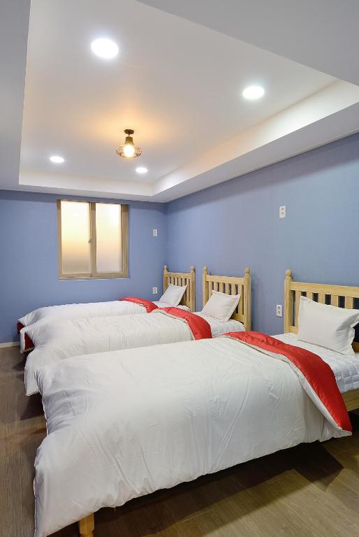 Red Guesthouse - Triple Room