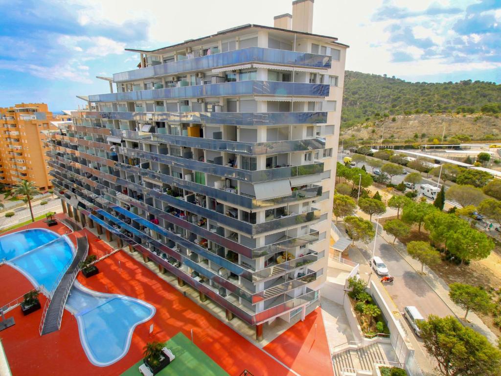 un edificio alto con una piscina frente a él en Apartment Elegance-14 by Interhome, en Cala de Finestrat