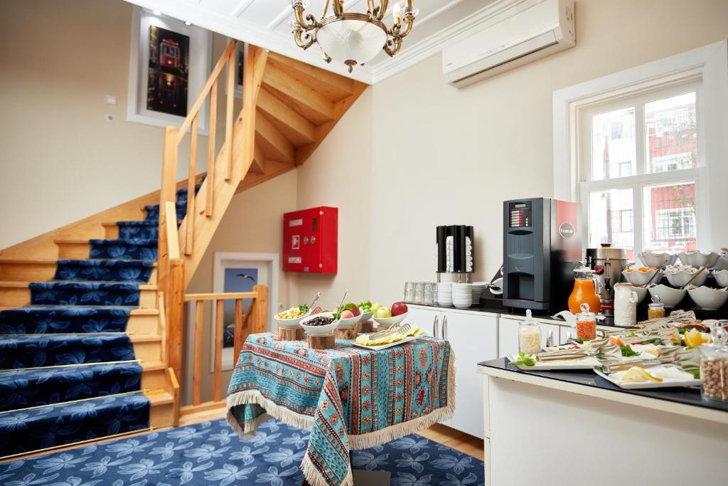 伊斯坦布尔玛塔拉奇考拉克酒店的厨房设有楼梯和餐桌,