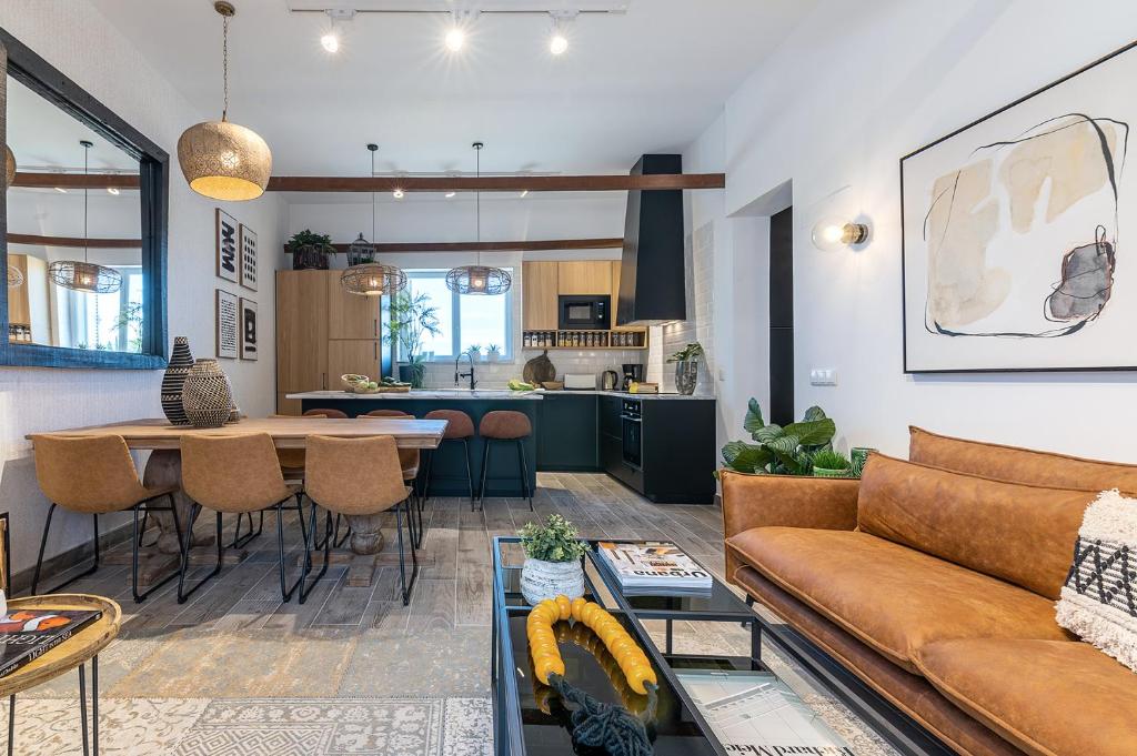 ein Wohnzimmer mit einem Sofa und einem Tisch in der Unterkunft Carregado House close to Lisbon in Carregado
