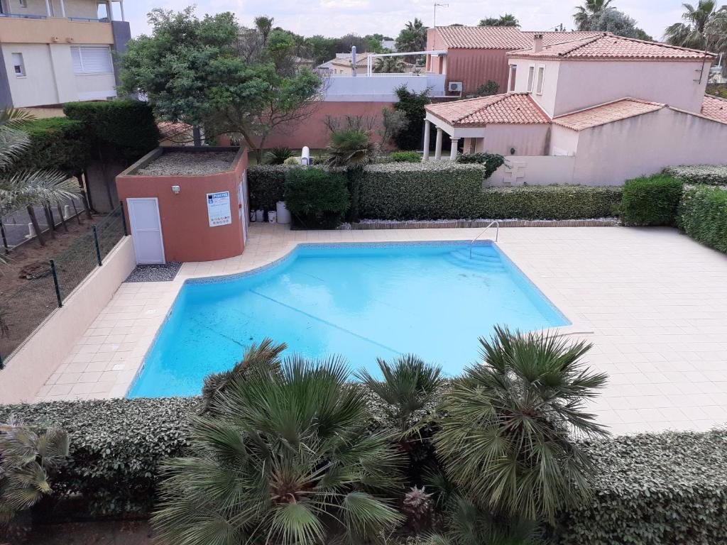 - une vue sur la grande piscine bleue dans l'établissement 2 Pièces-cabine Terrasses de Savanna Rochelongue CAP D'AGDE, au Cap d'Agde