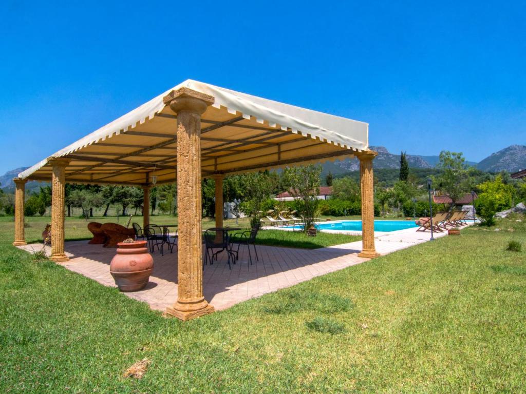 Basen w obiekcie Villa Tenuta Valente by Interhome lub w pobliżu