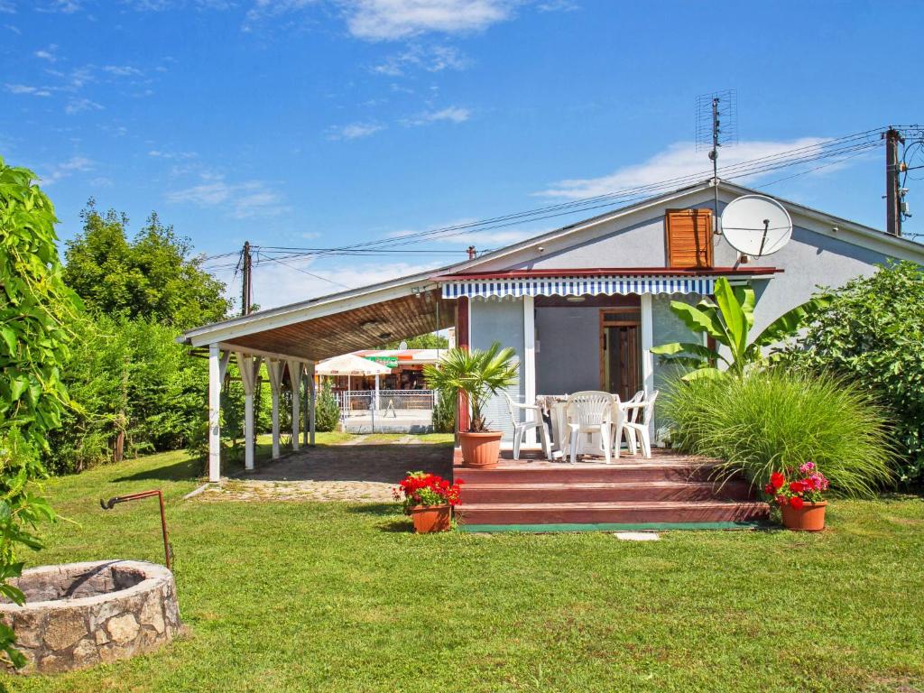 ein Haus mit einer Veranda und einer Terrasse in der Unterkunft Holiday Home Azzurro by Interhome in Balatonmáriafürdő