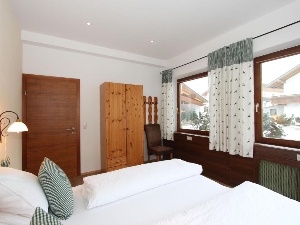 Postel nebo postele na pokoji v ubytování Apartment Tyrol-2 by Interhome