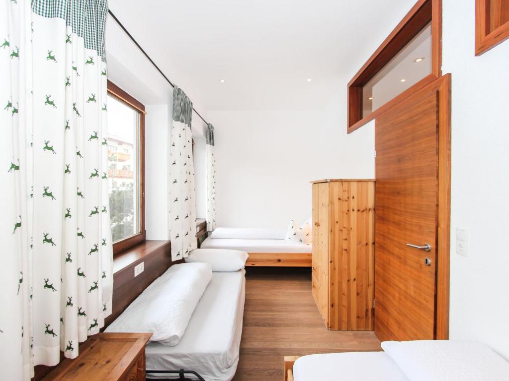 Postel nebo postele na pokoji v ubytování Apartment Tyrol-2 by Interhome