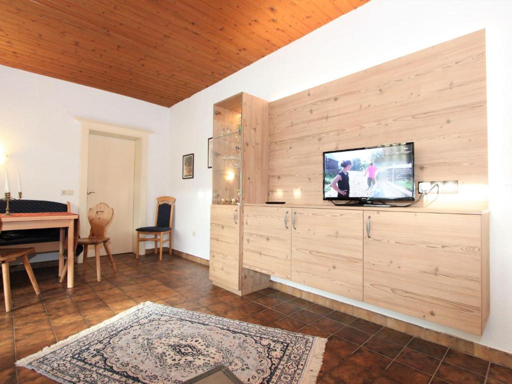 TV a/nebo společenská místnost v ubytování Apartment Tyrol-1 by Interhome
