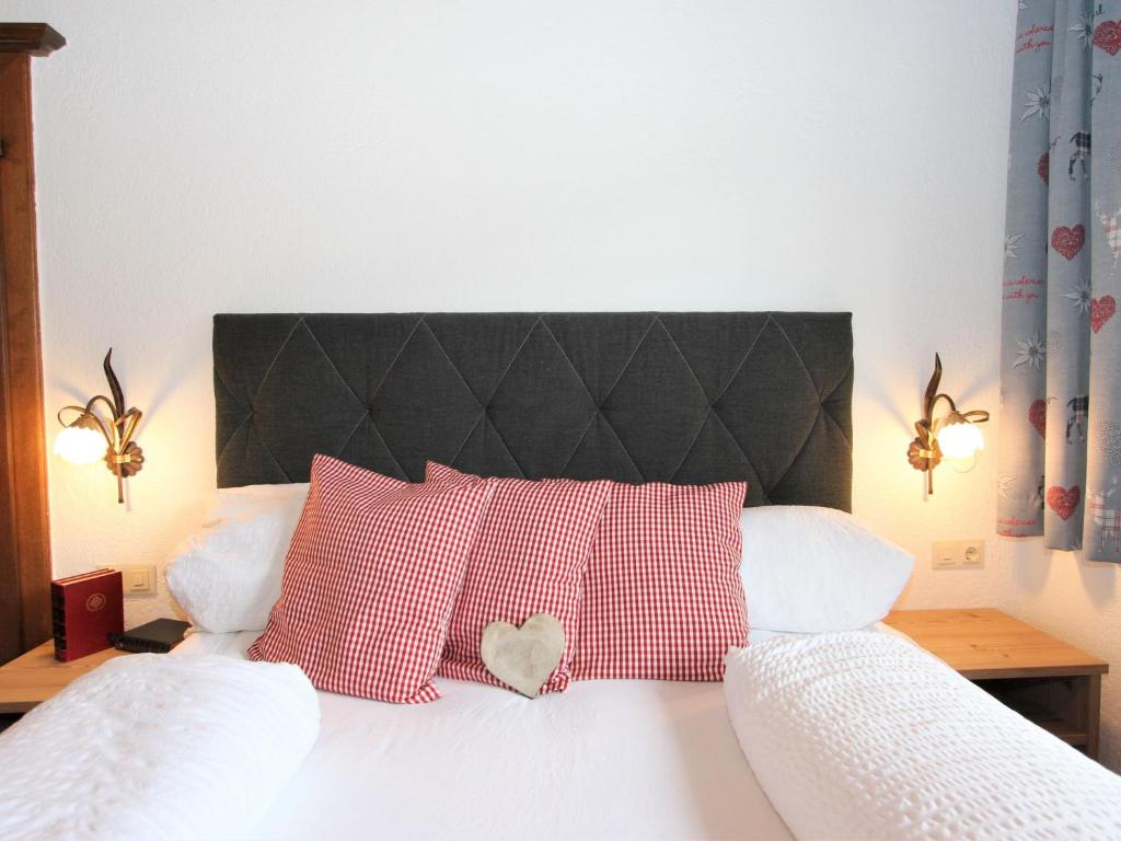 Postel nebo postele na pokoji v ubytování Apartment Tyrol-1 by Interhome