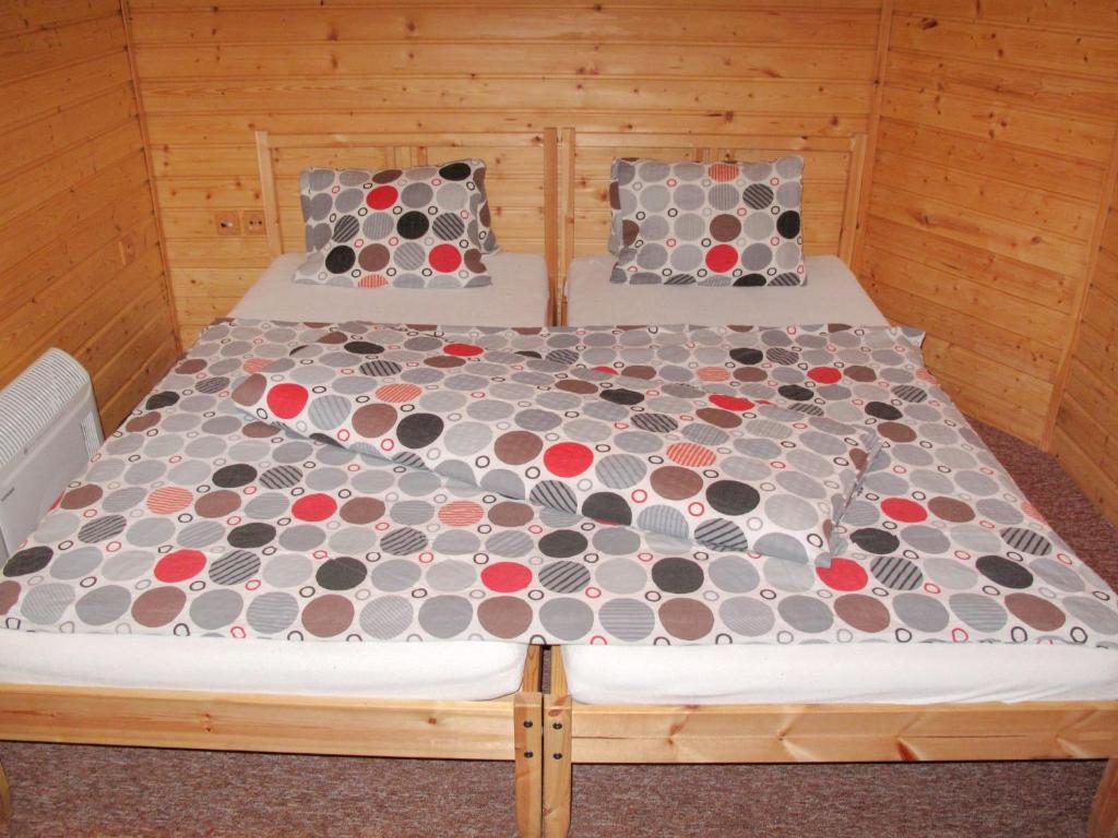 Łóżko lub łóżka w pokoju w obiekcie Holiday Home Lenora I by Interhome