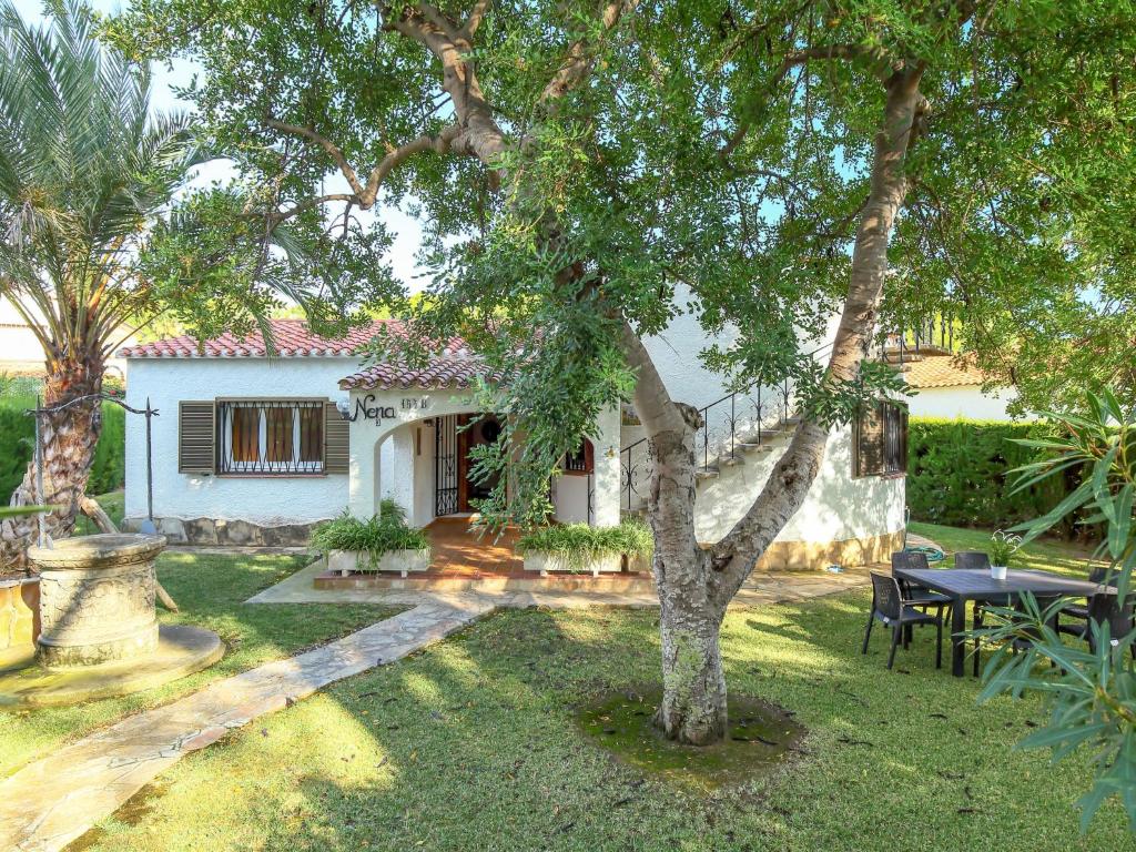 カンブリルスにあるHoliday Home Villa Nena by Interhomeの庭の木とテーブルのある家