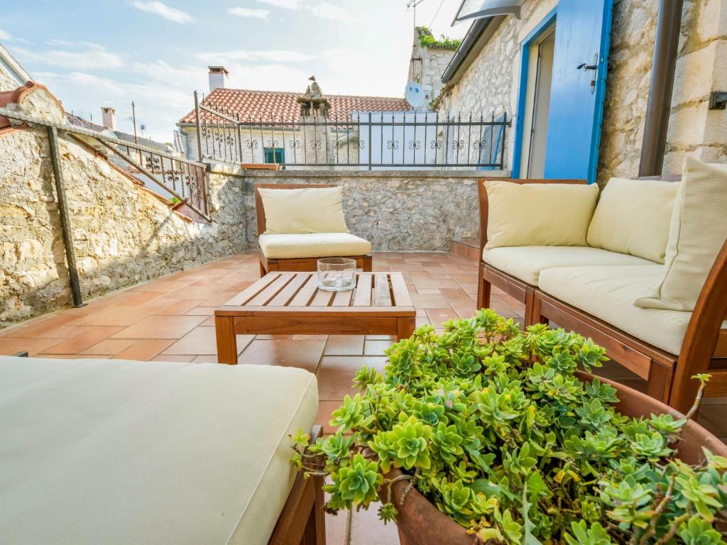 balkon z kanapą i stolikiem kawowym w obiekcie Holiday Home Mali dvori by Interhome w mieście Diklo