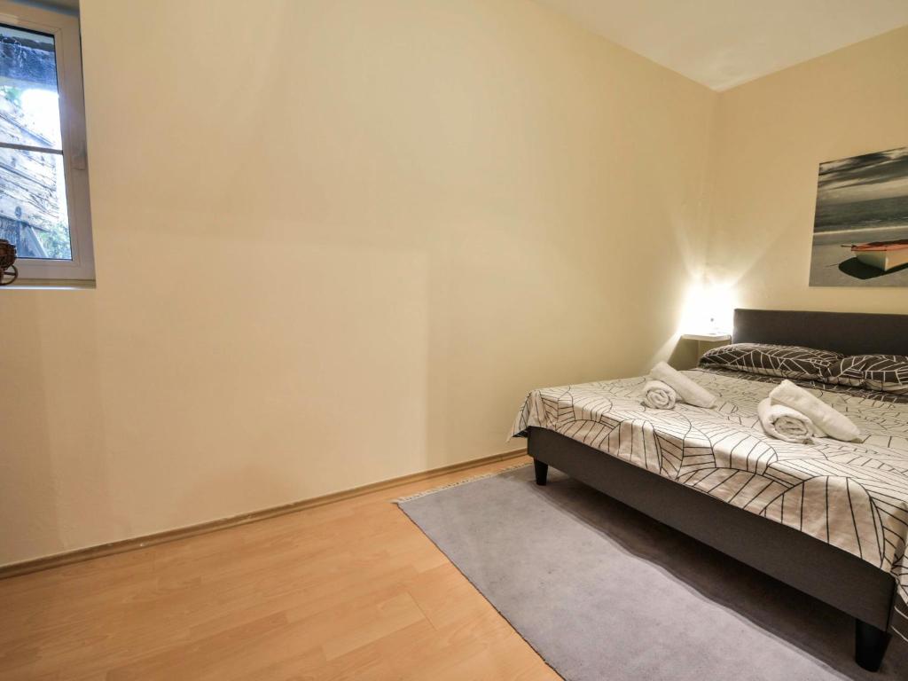 Łóżko lub łóżka w pokoju w obiekcie Holiday Home Mali dvori by Interhome