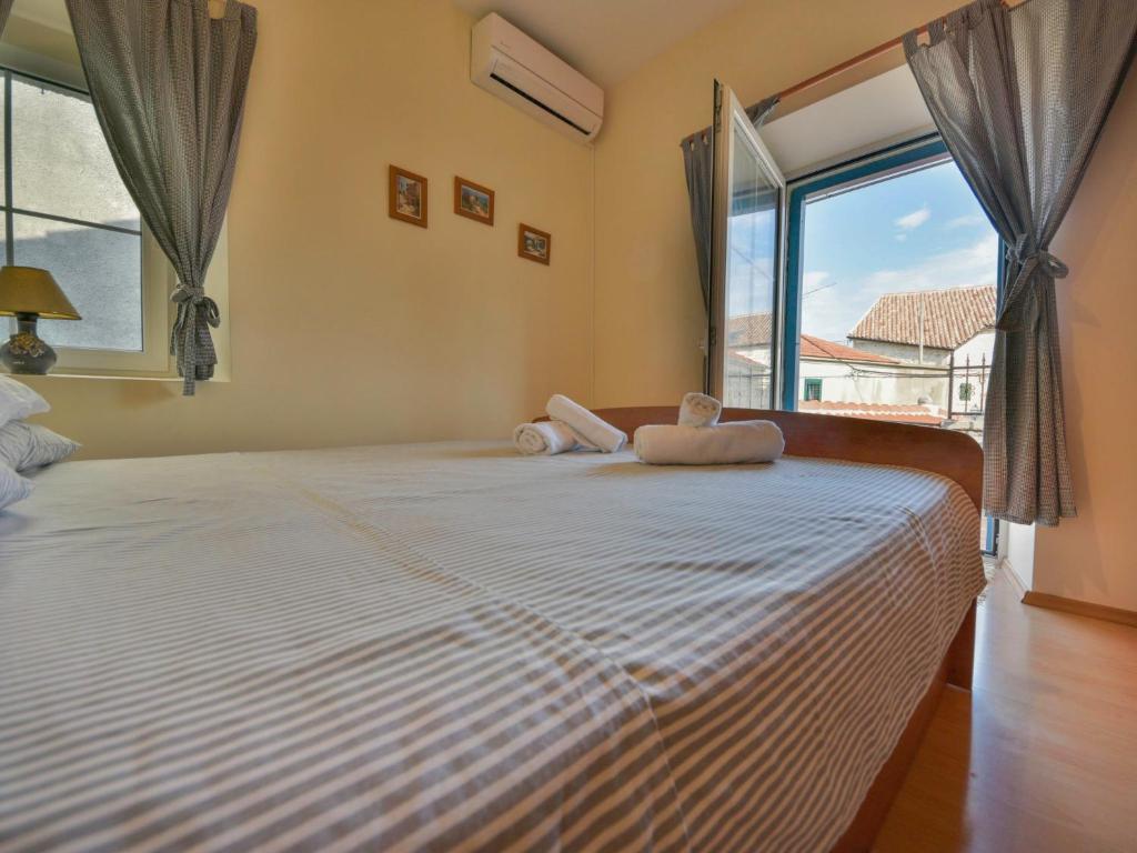 Łóżko lub łóżka w pokoju w obiekcie Holiday Home Mali dvori by Interhome
