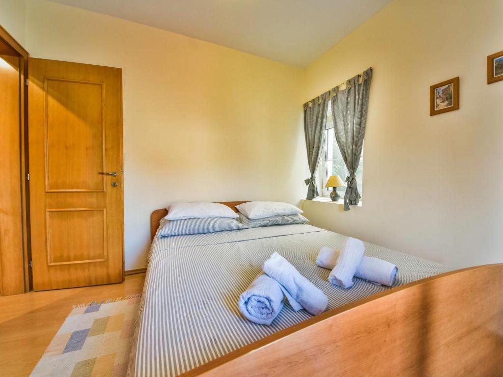 Łóżko lub łóżka w pokoju w obiekcie Holiday Home Mali dvori by Interhome