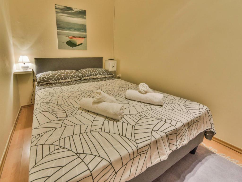 Łóżko lub łóżka w pokoju w obiekcie Holiday Home Mali dvori by Interhome