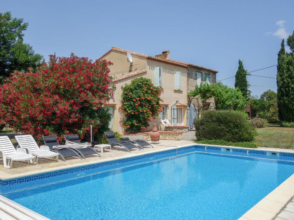 una casa con piscina frente a una casa en Holiday Home Mas Troumpill by Interhome, en Saint-Génis